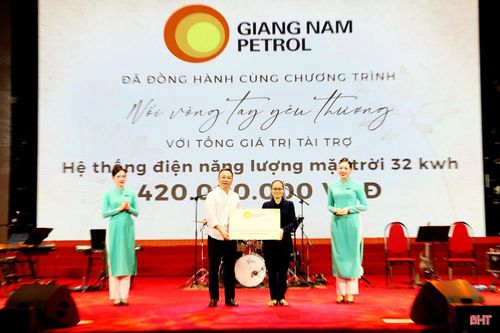 Công ty Xăng dầu Giang Nam và các nghệ sĩ, nhạc sĩ trao tặng Trung tâm Từ thiện Thiên Ân - nơi chăm sóc và nuôi dưỡng hàng chục mảnh đời kém may mắn tại xã Hương Đô hệ thống điện năng lượng mặt trời công suất 32 kWp, trị giá 420 triệu đồng.