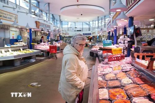 Người tiêu dùng mua sắm tại chợ ở Manchester, Anh. (Ảnh: THX/TTXVN)