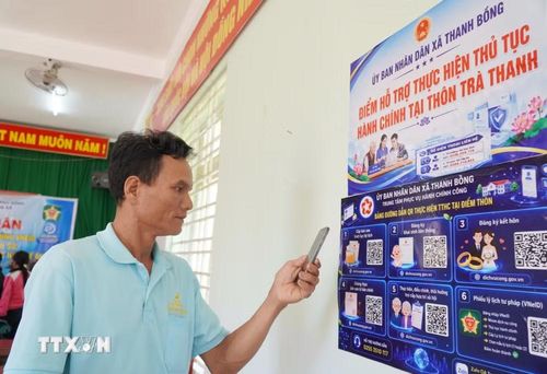 Người dân quét mã truy cập thực hiện thủ tục hành chính. (Ảnh: Lê Phước Ngọc/TTXVN)