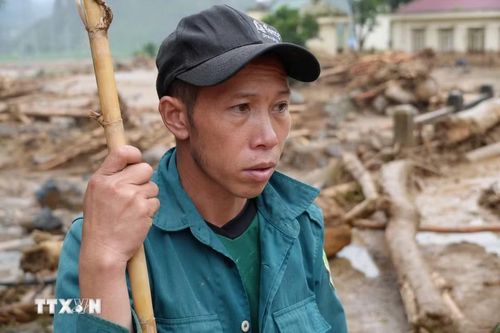Anh Lò Văn Tiêng ở Bản Chít (xã Mường Than) vẫn chưa hết bàng hoàng khi trận lũ quét đã khiến gia đình anh mất hết nhà cửa. (Ảnh: Nguyễn Oanh/TTXVN)