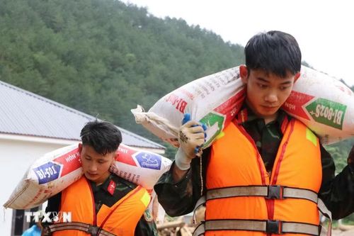 Các lực lượng cứu hộ của tỉnh Lai Châu giúp người dân Mường Than di dời tài sản đến nơi an toàn. (Ảnh: Nguyễn Oanh/TTXVN)