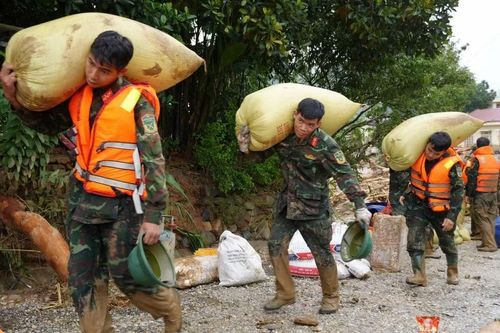 Các lực lượng cứu hộ của tỉnh Lai Châu giúp người dân Mường Than di dời tài sản đến nơi an toàn. (Ảnh: Nguyễn Oanh/TTXVN)