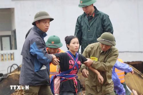 Các lực lượng cứu hộ giúp người dân di chuyển đến nơi an toàn. (Ảnh: Nguyễn Oanh/TTXVN)
