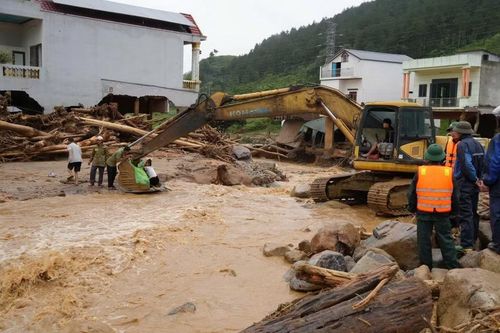 Các lực lượng cứu hộ giúp người dân di chuyển đến nơi an toàn. (Ảnh: Nguyễn Oanh/TTXVN)