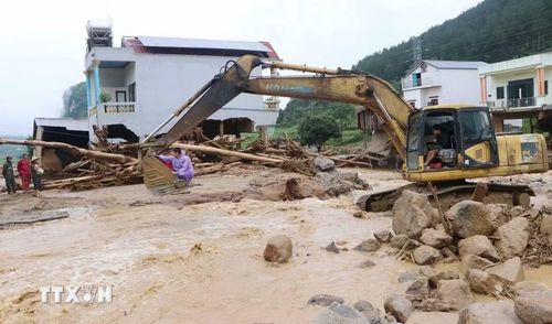 Hỗ trợ người dân di chuyển đến nơi an toàn. (Ảnh: (Nguyễn Oanh/TTXVN)