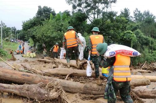 Các lực lượng cứu hộ của tỉnh Lai Châu giúp người dân Mường Than di dời tài sản đến nơi an toàn. (Ảnh: Nguyễn Oanh/TTXVN)