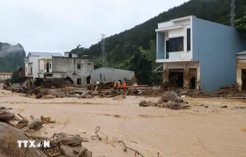 Lai Châu huy động tối đa các lực lượng tham gia cứu hộ, cứu nạn, khắc phục hậu quả thiên tai để người dân xã Mường Than sớm ổn định cuộc sống. (Ảnh: Nguyễn Oanh/TTXVN)
