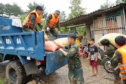 Các lực lượng cứu hộ của tỉnh Lai Châu giúp người dân Mường Than di dời tài sản đến nơi an toàn. (Ảnh: Nguyễn Oanh/TTXVN)