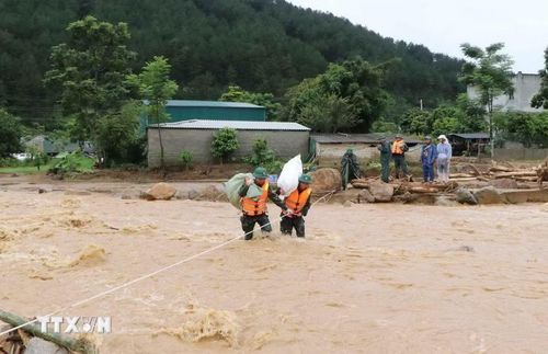 Các lực lượng cứu hộ của tỉnh Lai Châu giúp người dân Mường Than di dời tài sản đến nơi an toàn. (Ảnh: Nguyễn Oanh/TTXVN)