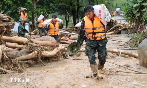 Các lực lượng cứu hộ của tỉnh Lai Châu giúp người dân Mường Than di dời tài sản đến nơi an toàn. (Ảnh: Nguyễn Oanh/TTXVN)