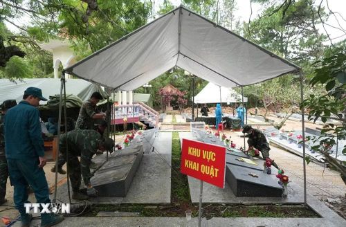 Các Tổ công tác của Ban Chỉ đạo 515 Bộ Chỉ huy Quân sự tỉnh Lâm Đồng và lực lượng liên quan triển khai công tác lấy mẫu tại Nghĩa trang liệt sỹ Đà Lạt (phường Cam Ly-Đà Lạt) phục vụ cho chiến dịch 500 ngày đêm. (Ảnh: Nguyễn Dũng/TTXVN)