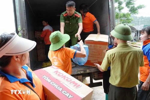 Các đoàn từ thiện tiếp tế nhu yếu phẩm tại Mường Than. (Ảnh: Nguyễn Oanh/TTXVN)