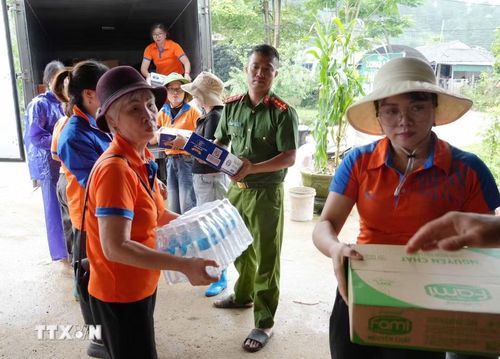 Các đoàn từ thiện tiếp tế nhu yếu phẩm tại Mường Than. (Ảnh: Nguyễn Oanh/TTXVN)