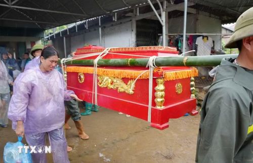 Nỗi đau của một gia đình có người thân tử vong do lũ quét. (Ảnh: Nguyễn Oanh/TTXVN)