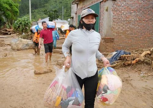Các nhà hảo tâm, nhân dân mang nhu yếu phẩm tiếp tế cho bà con bị cô lập. (Ảnh: Nguyễn Oanh/TTXVN)