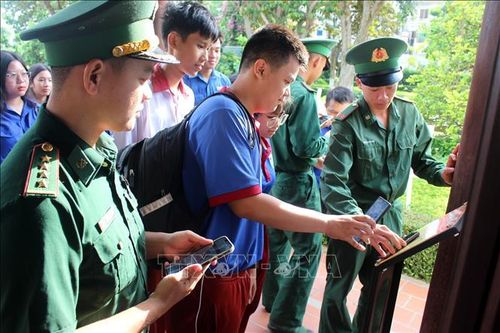 Đoàn viên, thanh niên sử dụng công nghệ số để tìm hiểu thông tin về Khu di tích Dục Thanh, phường Phan Thiết, tỉnh Lâm Đồng.