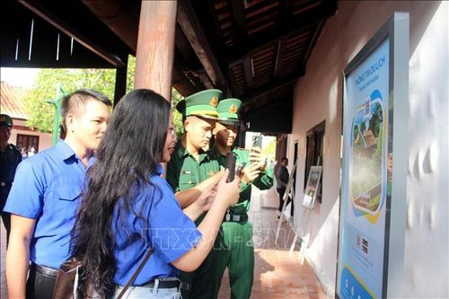 Tuổi trẻ Lâm Đồng quét QR tìm hiểu thông tin về Khu di tích Dục Thanh, phường Phan Thiết.