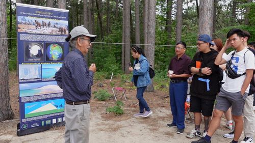 Tiến sĩ Đăng Trung Phước (trái) đang giới thiệu về việc khôi phục Đồi cát Pinhey tại Ottawa. Ảnh: Hà Linh