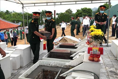 Cán bộ chiến sỹ Bộ Chỉ huy Quân sự tỉnh Tuyên Quang an táng hài cốt liệt sỹ về an nghỉ tại Nghĩa trang Liệt sỹ Quốc gia Vị Xuyên. Ảnh: Minh Tâm/TTXVN