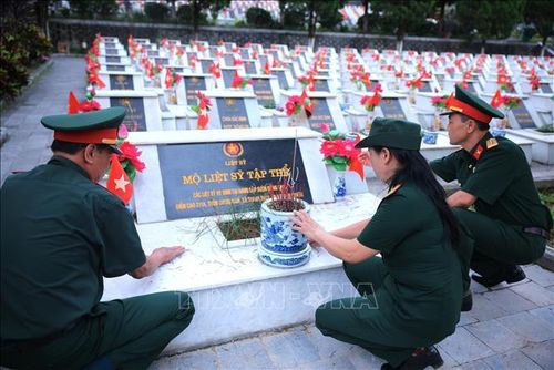 Các cựu chiến binh dâng hương tại mộ liệt sĩ tập thể ở Nghĩa trang Liệt sĩ Quốc gia Vị Xuyên, tỉnh Tuyên Quang. Ảnh: Minh Tâm/TTXVN