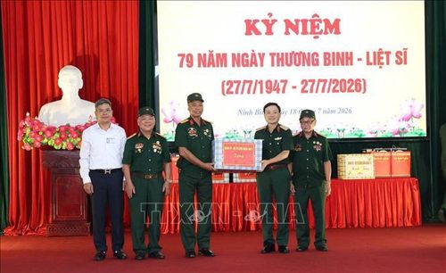 Đảng uỷ, Bộ Tư lệnh Quân khu 3 tặng quà các thương binh, bệnh binh, đối tượng chính sách đang được quản lý, chăm sóc, điều trị tại Cơ sở Điều dưỡng Thương binh Nho Quan, tỉnh Ninh Bình. Ảnh: Thùy Dung/TTXVN
