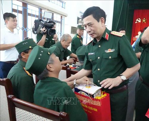 Đại tướng Phan Văn Giang thăm hỏi, tặng quà các thương binh, bệnh binh, đối tượng chính sách. Ảnh: Thùy Dung/TTXVN