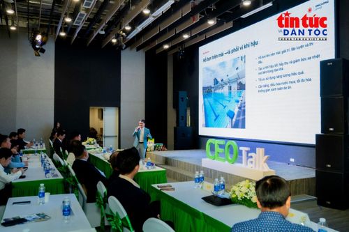 Ông Hoàng Hữu Dũng, Tổng Giám đốc ONG&amp;ONG Vietnam, chia sẻ về vai trò của thiết kế xanh trong phát triển không gian sống bền vững tại phiên thảo luận.