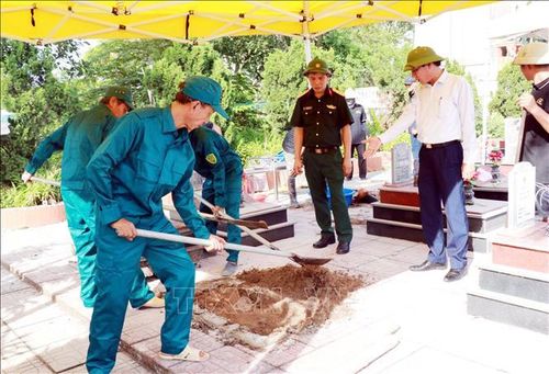 Lãnh đạo xã Hải Hậu (Ninh Bình) đôn đốc việc thực hiện lấy mẫu sinh phẩm hài cốt liệt sĩ chưa xác định được thông tin trên địa bàn xã.