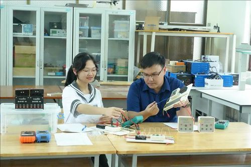 Nguyễn Thị Bích Ngọc luôn chăm chú, say sưa trong mỗi giờ học vật lý để khám phá những kiến thức mới.