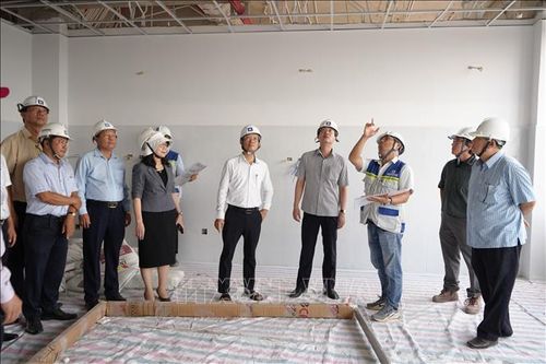 Chủ tịch UBND tỉnh Vĩnh Long Trần Trí Quang khảo sát tại dự án Xây dựng Bệnh viện đa khoa Bến Tre.