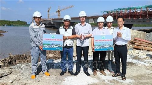 Chủ tịch UBND tỉnh Vĩnh Long Trần Trí Quang tặng quà cho đơn vị thi công Dự án Cầu Ba Lai 8.