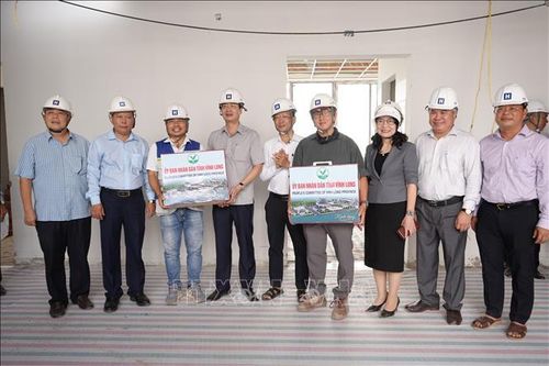 Chủ tịch UBND tỉnh Vĩnh Long Trần Trí Quang tặng quà cho đơn vị thi công dự án Xây dựng Bệnh viện đa khoa Bến Tre.