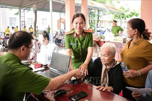 Các thân nhân liệt sĩ tuổi cao, sức yếu được cán bộ, chiến sĩ Công an thành phố tận tình hỗ trợ đưa đón. Ảnh: TTXVN phát