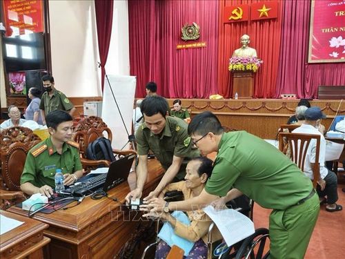 Các thân nhân liệt sĩ tuổi cao, sức yếu được cán bộ, chiến sĩ Công an thành phố tận tình hỗ trợ đưa đón. Ảnh: TTXVN phát