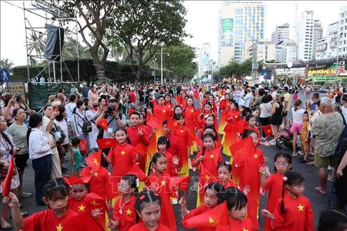 Không khí sôi động của lễ diễu hành Carnival trên đường Trần Phú, phường Nha Trang.