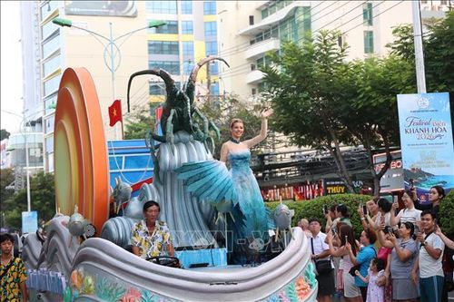 Đoàn xe hoa rực rỡ sắc màu diễu hành trên tuyến đường ven biển Nha Trang trong đêm Carnival.