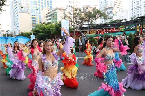 Không khí sôi động của lễ diễu hành Carnival trên đường Trần Phú, phường Nha Trang.
