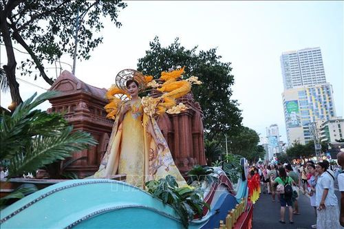 Các diễn viên tái hiện vẻ đẹp văn hóa biển trong chương trình Carnival đường phố.