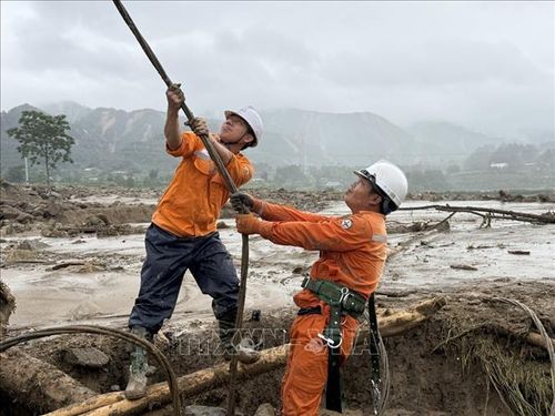 Công nhân ngành điện Lai Châu bám sát hiện trường, nỗ lực khôi phục hệ thống điện để giúp bà con vùng lũ sớm ổn định cuộc sống. Ảnh: TTXVN phát