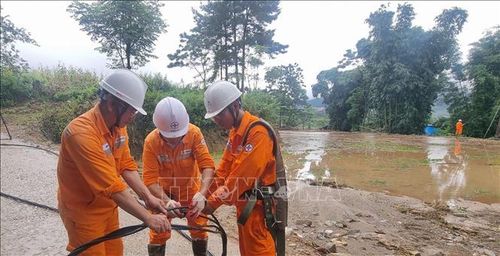 Công nhân ngành điện Lai Châu bám sát hiện trường, nỗ lực khôi phục hệ thống điện để giúp bà con vùng lũ sớm ổn định cuộc sống. Ảnh: TTXVN phát