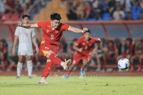 Đình Bắc ghi bàn thắng ấn định chiến thắng 4 - 0 cho đội tuyển Việt Nam.