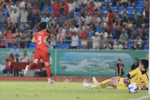 Đình Bắc ghi bàn thắng ấn định chiến thắng 4 - 0 cho đội tuyển Việt Nam.