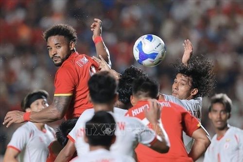 Xuân Mạnh ghi bàn thắng nâng tỷ số lên 2 - 0 cho dội tuyển Việt Nam.
