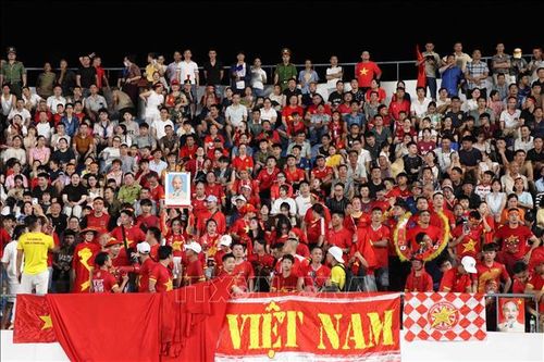 Hàng nghìn cổ động viên tới cổ vũ cho trận giao hữu giữa hai đội Việt Nam - Myanmar.