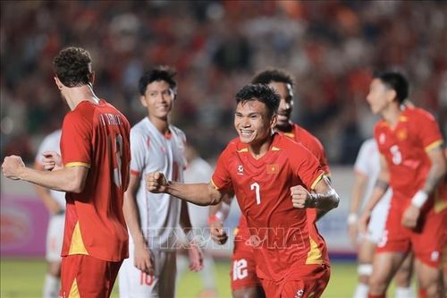 Xuân Mạnh ghi bàn thắng nâng tỷ số lên 2 - 0 cho đội tuyển Việt Nam.