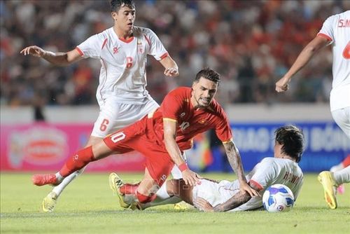 Đỗ Hoàng Hên thi đấu xuất sắc và có bàn thắng nâng tỷ số lên 3 - 0 cho đội tuyển Việt Nam.