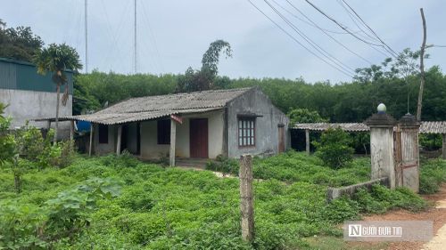 Nhiều ngôi nhà bị bỏ hoang vì không còn người sinh sống, dù tên trong danh sách của thôn vẫn còn.