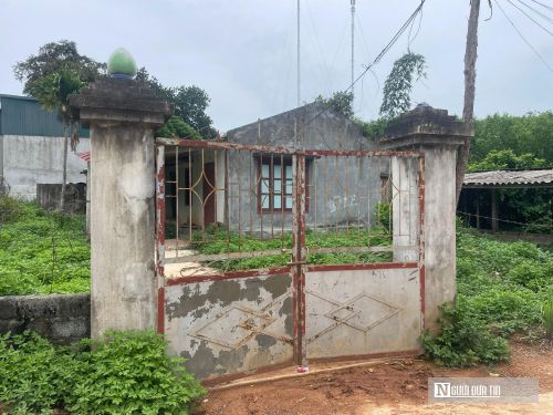 Cửa đóng then cài, chủ nhân đã rời đi.