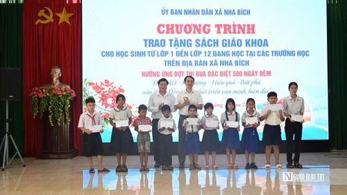 Lãnh đạo thành phố Đồng Nai và lãnh đạo xã Nha Bích trao tặng các suất học bổng cho học sinh có hoàn cảnh khó khăn, động viên các em vươn lên trong học tập.