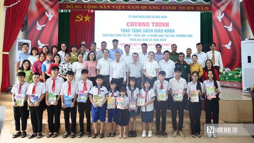 Lãnh đạo thành phố Đồng Nai, lãnh đạo xã Nha Bích cùng các đại biểu chụp ảnh lưu niệm với học sinh sau lễ trao tặng sách giáo khoa miễn phí trước năm học 2026 - 2027.
